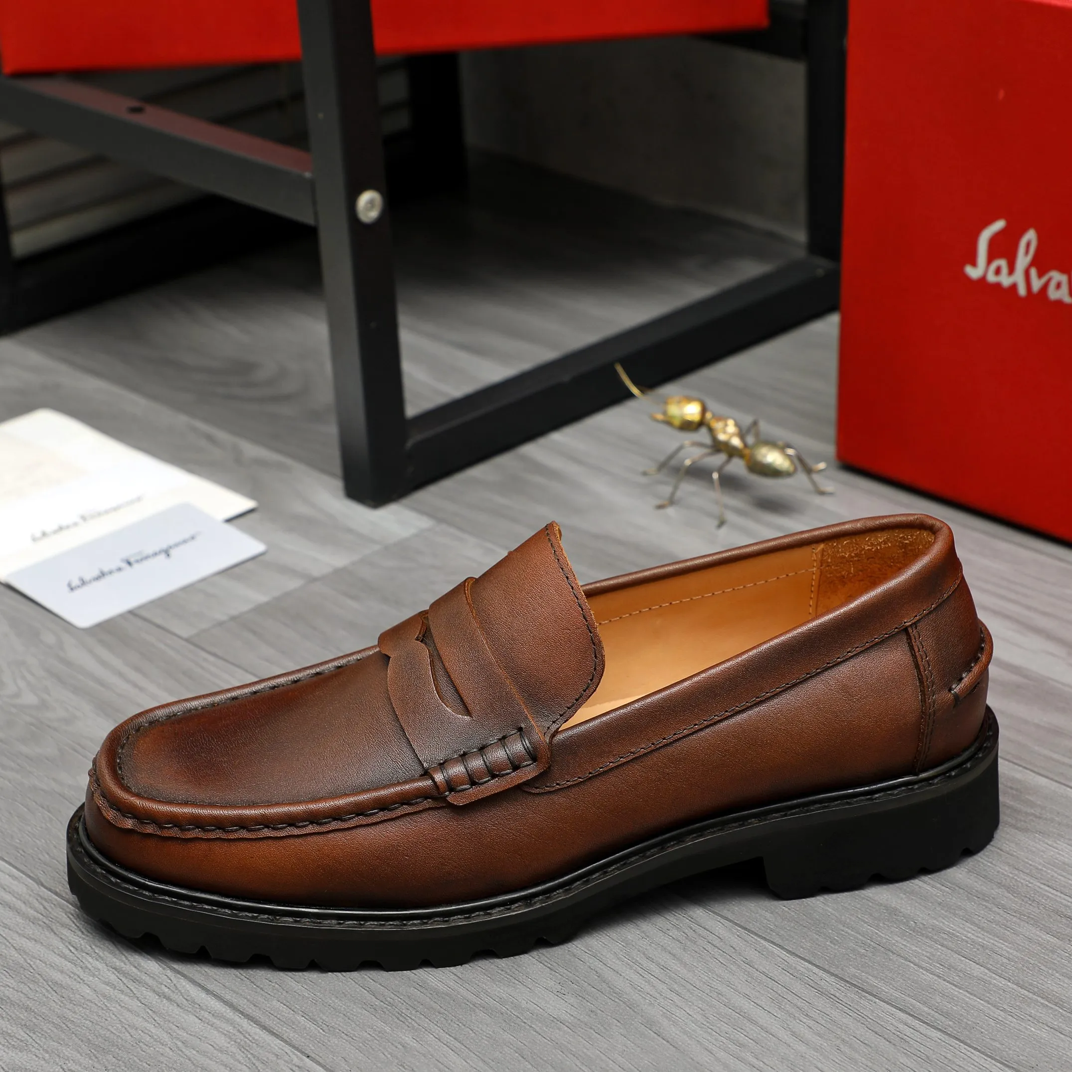 Men's shoes 💰442 Product trademark: Ferragamo "Ferragamo" business formal leather shoes Regular size: 38-46 (45.46 custom-made and non-returnable) Product materials: Selected color-brushed cowhide upper, cowhide lining, non-slip rubber outsole